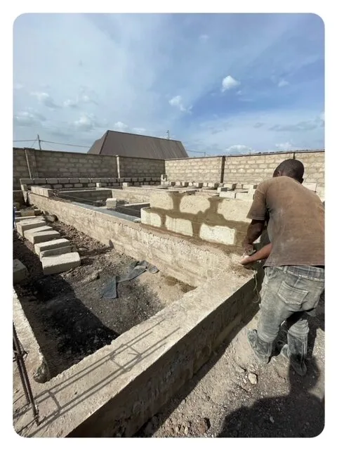Tor, Rohbau, Fundament und Mauer · 2022–2023