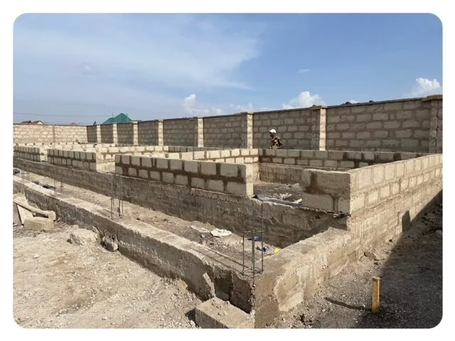 Tor, Rohbau, Fundament und Mauer · 2022–2023