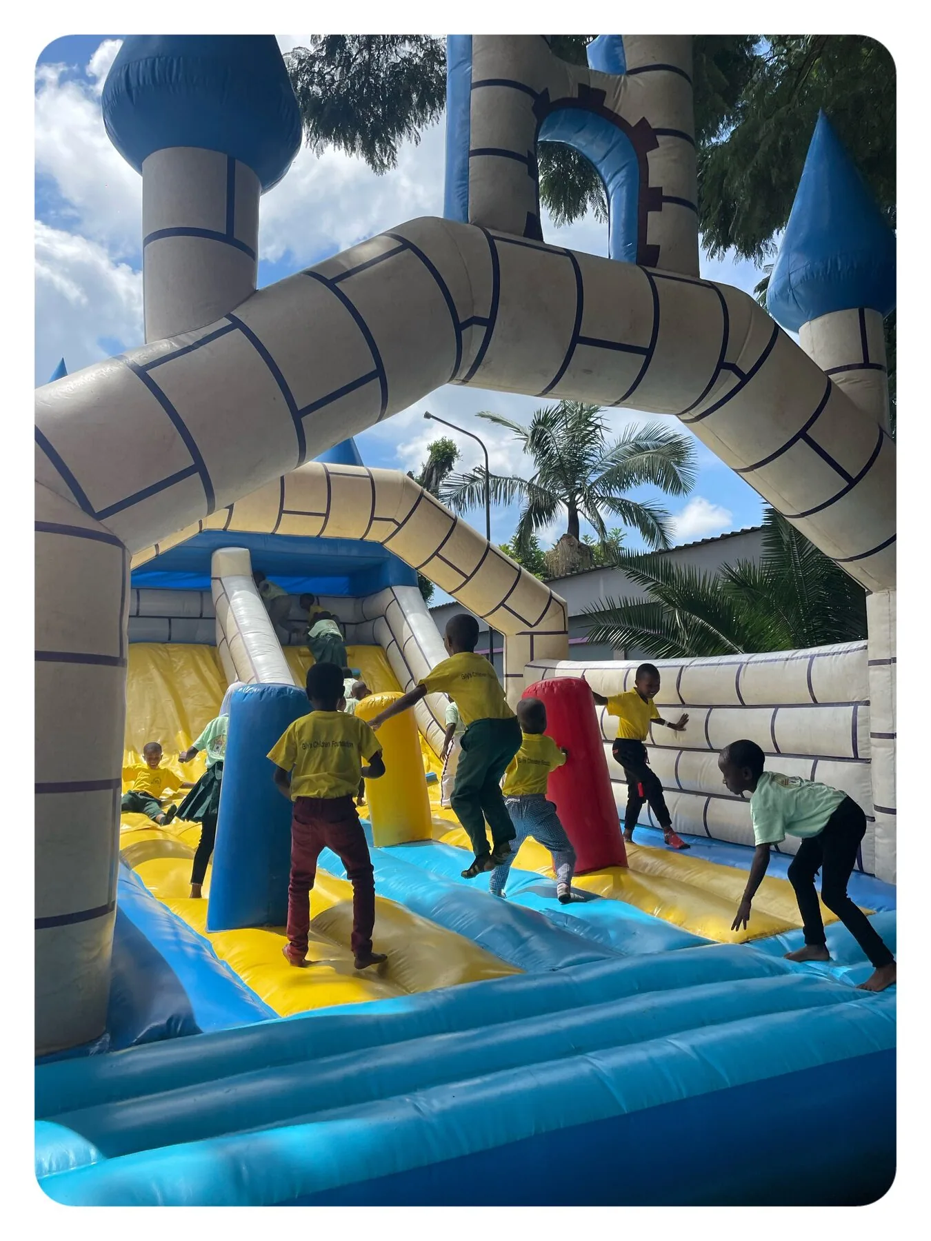 Kinder spielen auf einer Hüpfburg